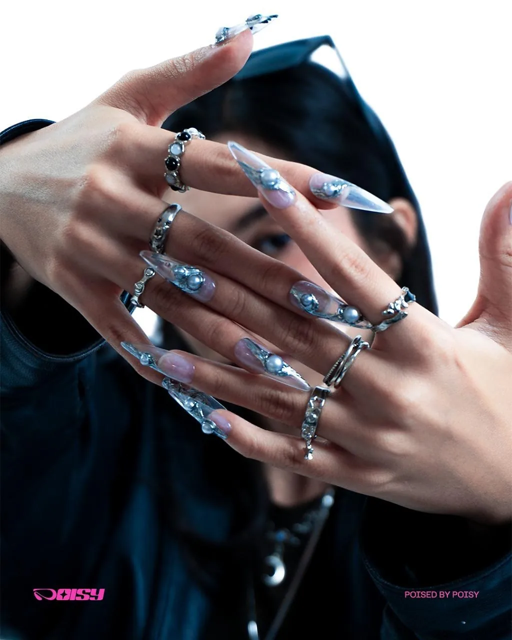 Kuku sculpted gel extension warna chrome dengan mutiara, dikerjakan di Poisy Studio, salon kuku di Bogor