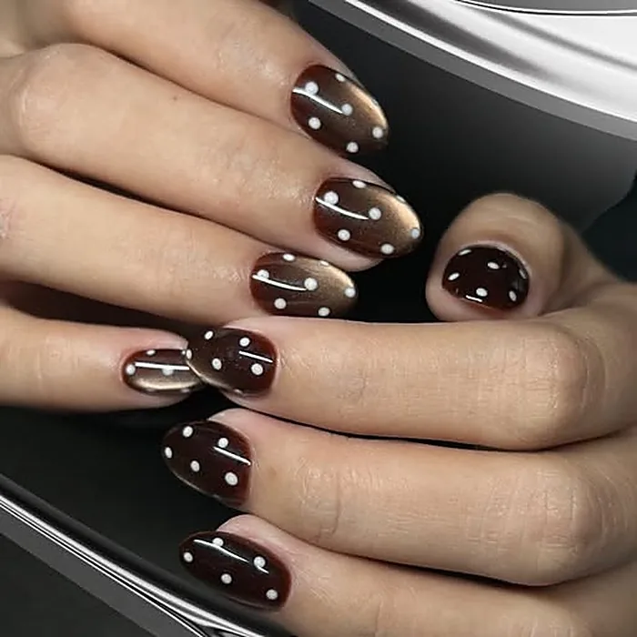 Nail art cokelat glazed dengan titik putih, gel manicure Poisy Studio Bogor
