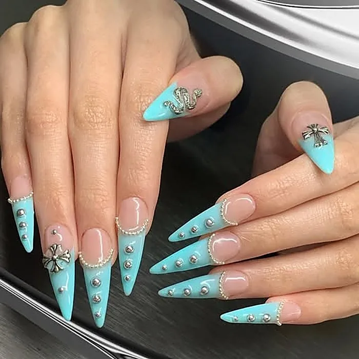 Nail extension biru muda bentuk stiletto dengan charm perak, nail art Bogor