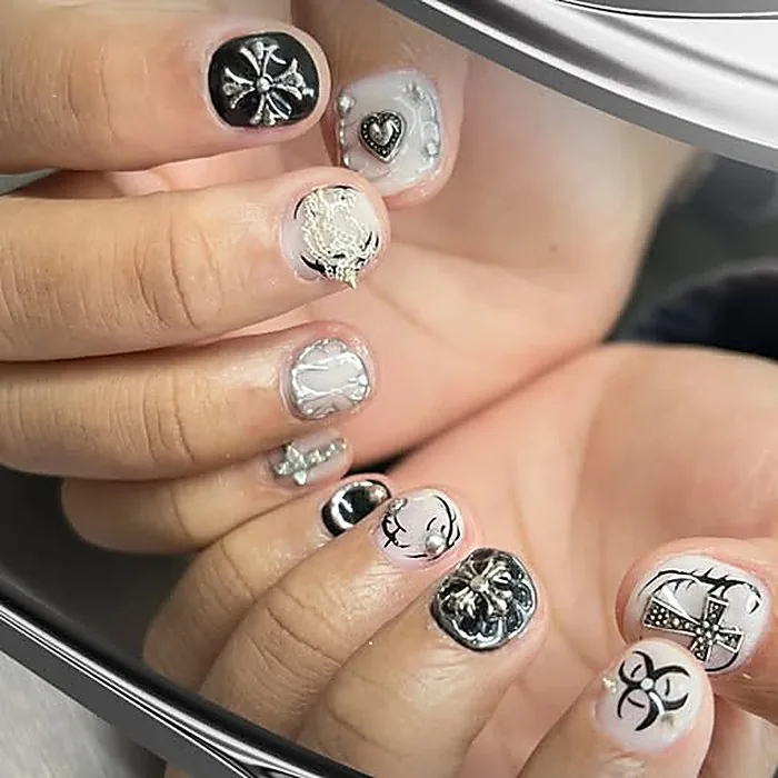 Nail art hitam putih dengan charm salib dan hati 3D, salon kuku Bogor