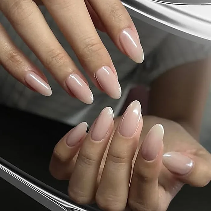 Gel manicure nude almond dengan kilau chrome lembut, manicure Bogor