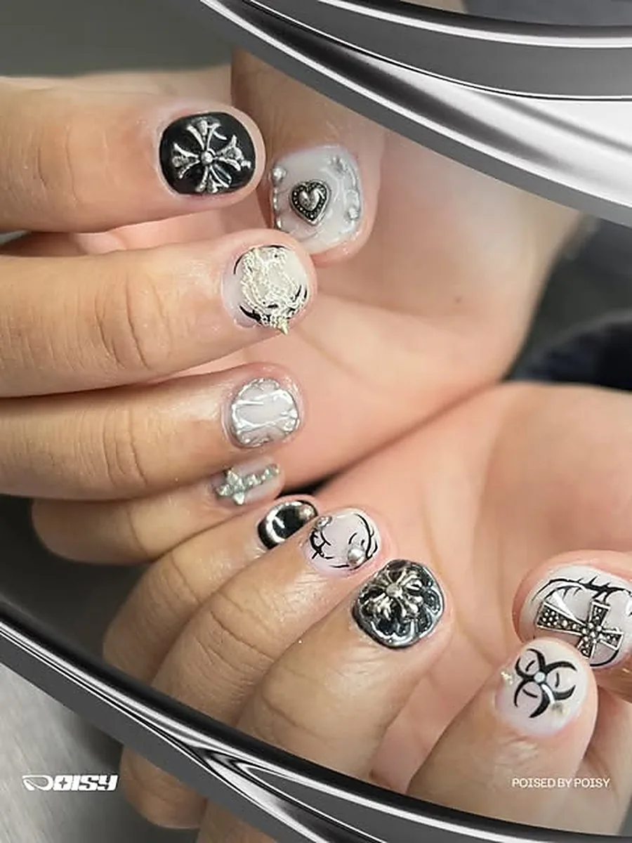 Nail art hitam perak dengan charm salib dan hati, gel extension di Poisy Studio Bogor