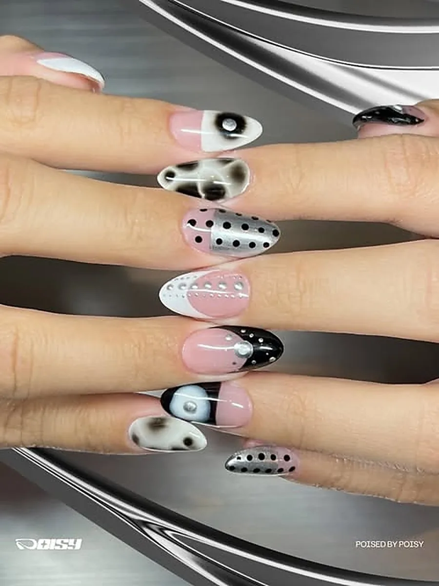 Nail art monokrom motif polkadot dan bintang, salon kuku Bogor