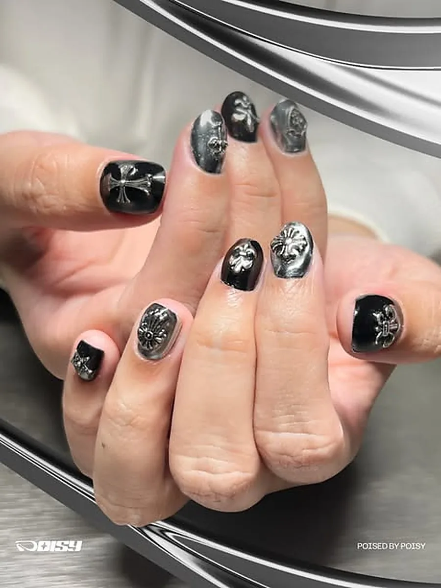 Nail art hitam chrome dengan aksen 3D, nail extension Bogor