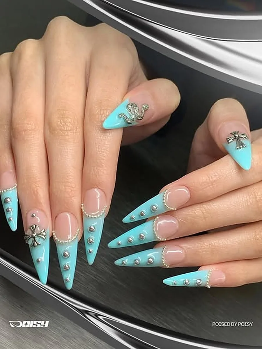 Press-on nails custom biru muda bentuk stiletto dengan charm perak, Poisy Studio Bogor