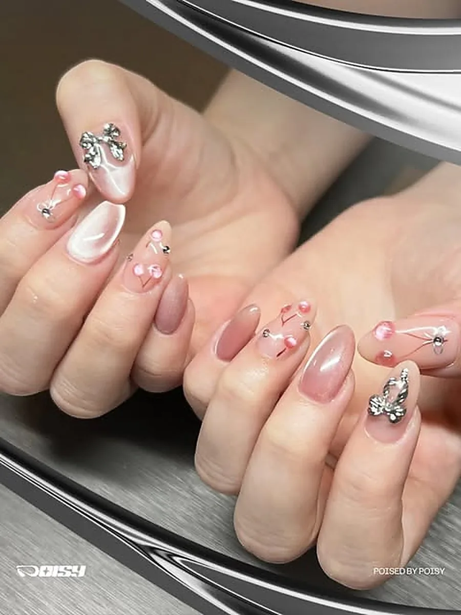 Press-on nails pink mutiara dengan charm pita, custom press on nails Bogor